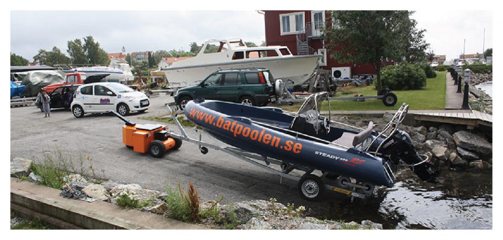 Heavy Duty Trailer Mover towing 1,000Kg boat trailer up slipway in Sweden